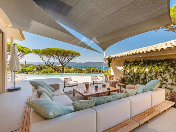 Terrasse d'une villa contemporaine avec vue sur la mer à Saint-Tropez, salon extérieur élégant.
