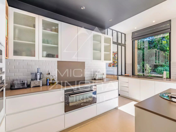 Cuisine moderne et lumineuse d'une villa contemporaine à Saint-Tropez.