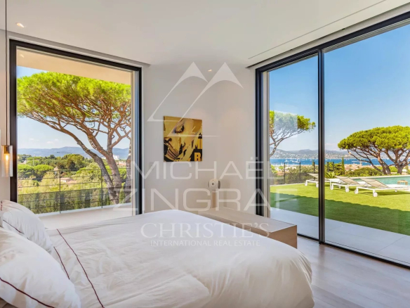 Chambre d'une villa contemporaine avec vue sur la mer à Saint-Tropez.