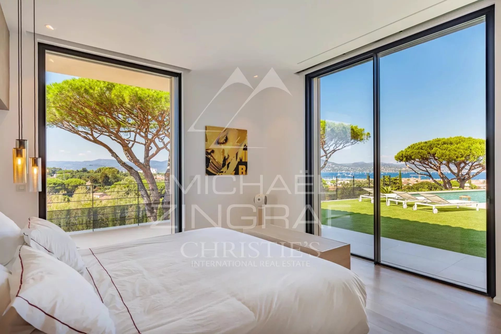 Villa contemporaine à Saint-Tropez Chambre d'une villa contemporaine avec vue sur la mer à Saint-Tropez.