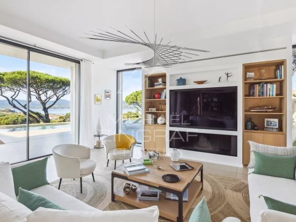 Intérieur d'une villa contemporaine à Saint-Tropez avec vue sur la mer.