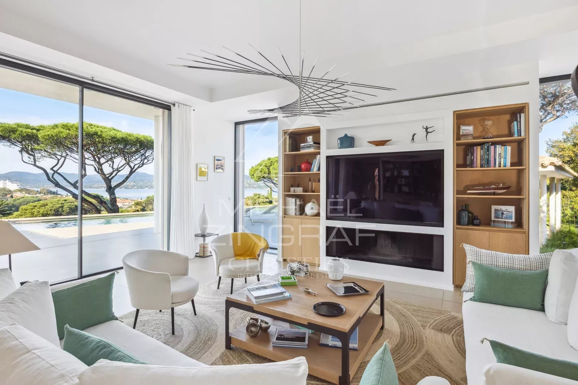 Villa contemporaine à Saint-Tropez Intérieur d'une villa contemporaine à Saint-Tropez avec vue sur la mer.
