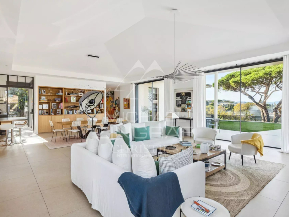 Intérieur d'une villa contemporaine à Saint-Tropez avec vue sur la mer.