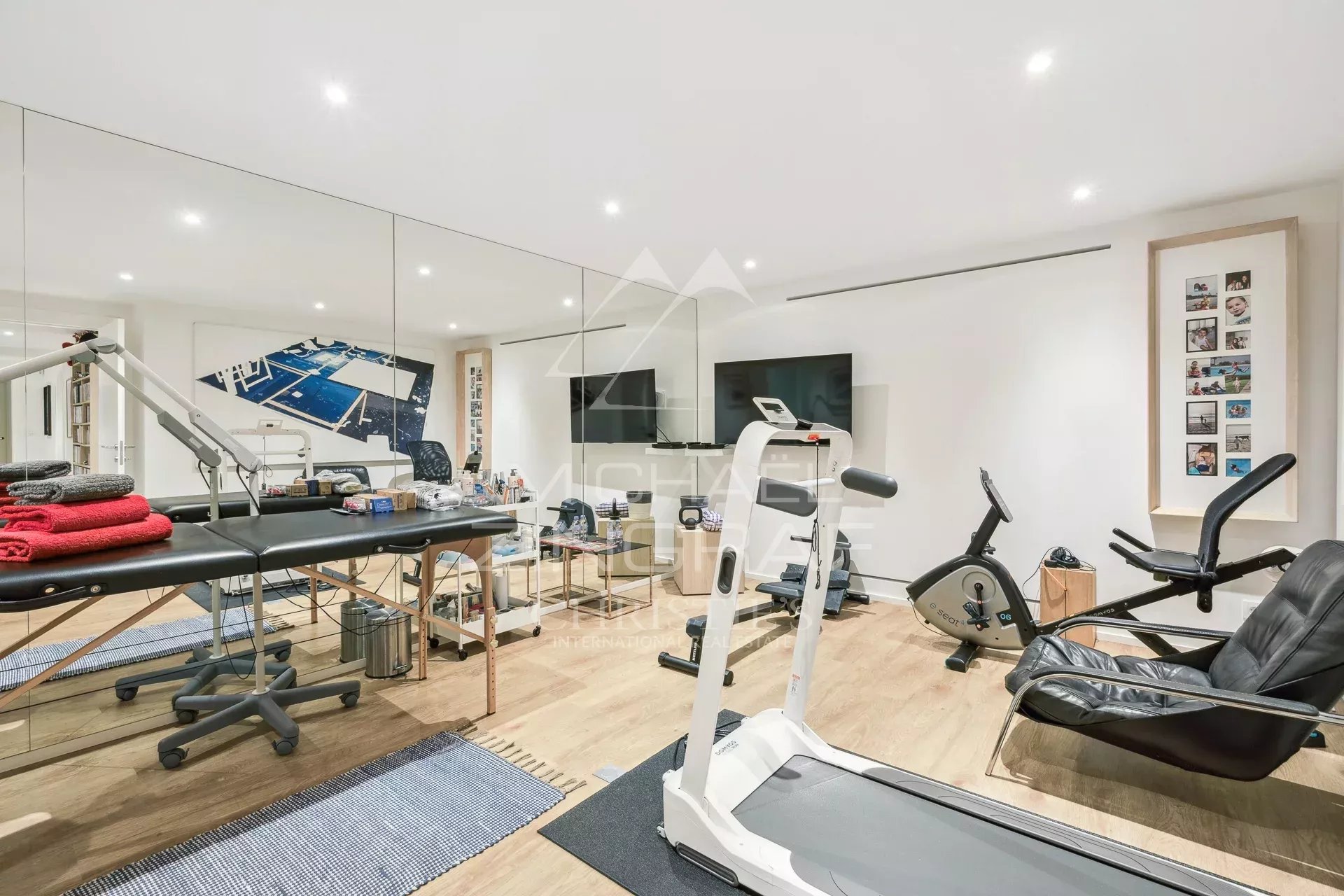Salle de sport dans une villa contemporaine Salle de sport moderne avec équipements variés dans une villa contemporaine.