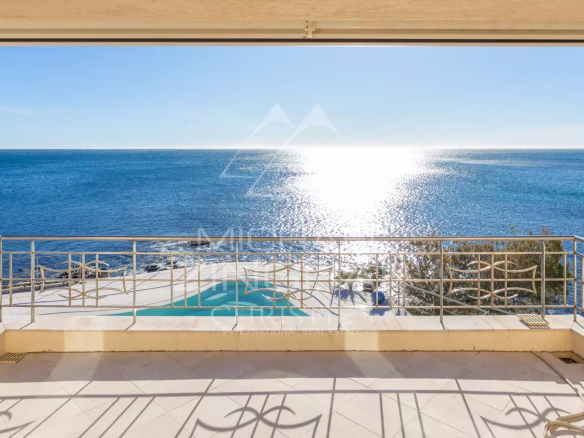 Vue depuis une terrasse sur la mer Méditerranée, avec piscine et lumière naturelle.