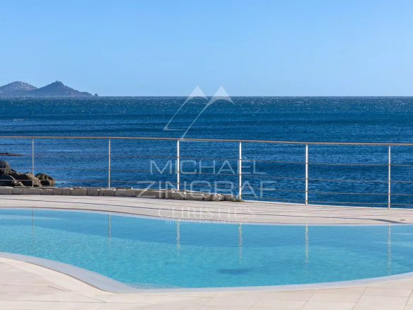 Vue sur la mer Méditerranée depuis une villa avec piscine à Les Issambres.