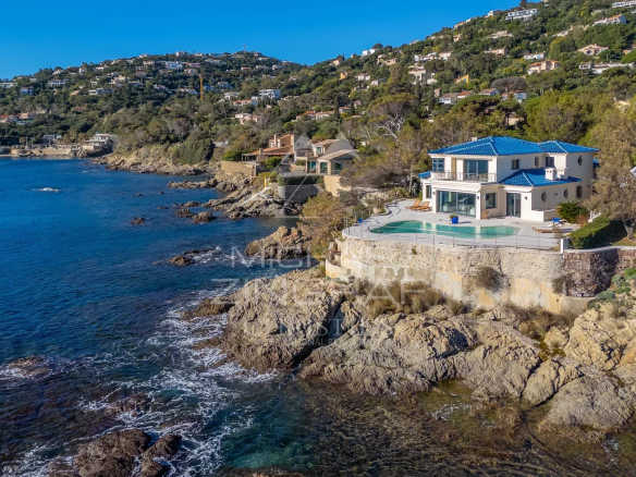 Propriété en bord de mer aux Issambres avec vue sur la Méditerranée et accès direct à la plage.