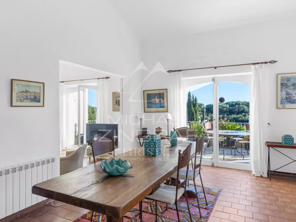 Intérieur d'un mazets modulable avec une table en bois et une vue sur l'extérieur.