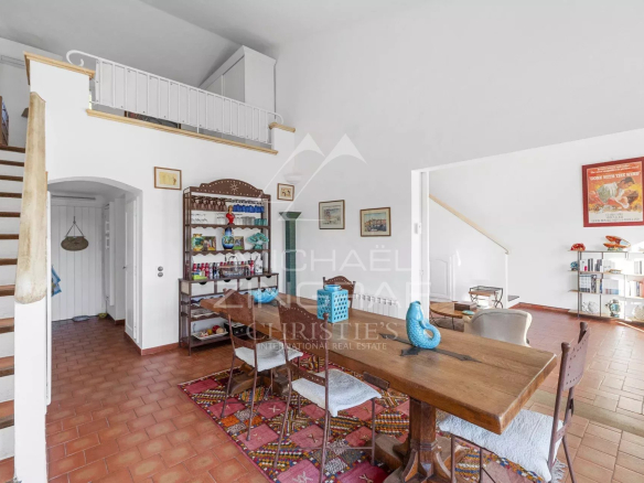 Intérieur d'un mazets à Ramatuelle avec une salle à manger et un coin salon.