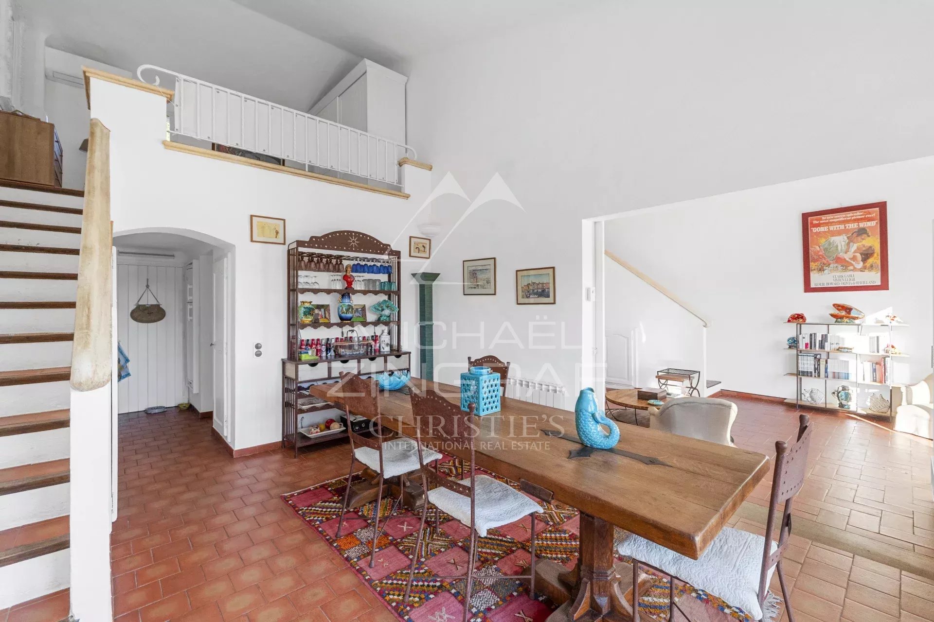 Intérieur d’un mazets à Ramatuelle Intérieur d'un mazets à Ramatuelle avec une salle à manger et un coin salon.