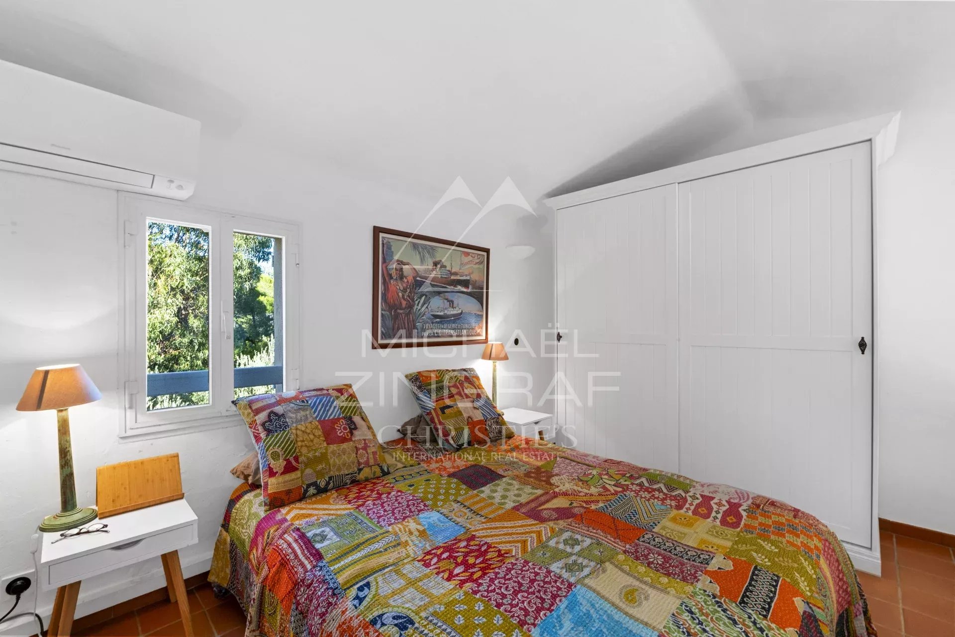 Chambre d’un mazet à Ramatuelle Chambre colorée avec lit double et décor artistique dans un mazet à Ramatuelle.