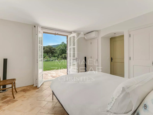 Chambre d'une villa provençale à Ramatuelle avec accès au jardin.