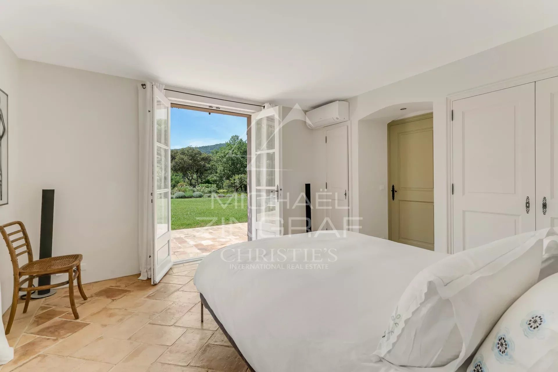 Chambre d'une villa provençale à Ramatuelle avec accès au jardin.