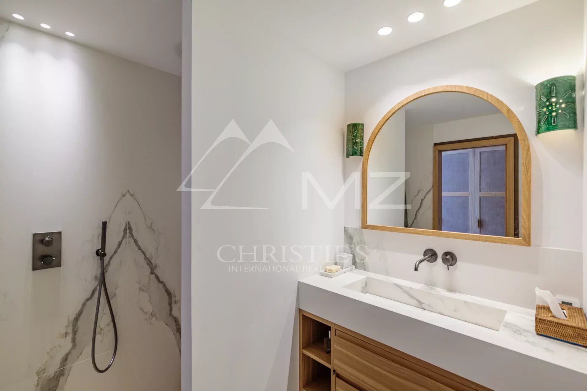 Salle de bain de la Villa Shesh à Ramatuelle Salle de bain moderne avec douche et lavabo en marbre.