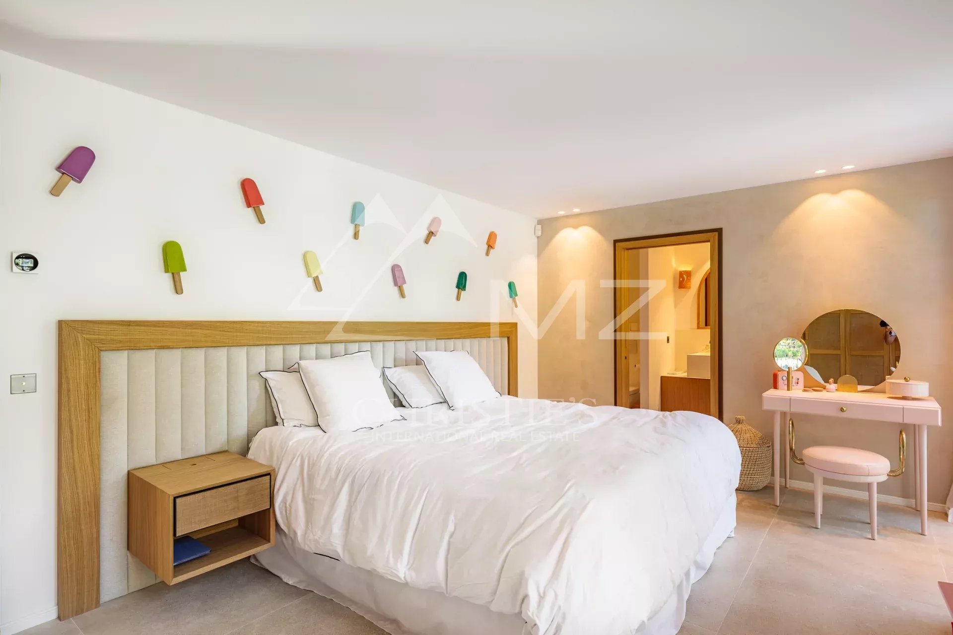 Chambre de la Villa Shesh à Ramatuelle Chambre lumineuse avec lit double, décoration colorée et mobilier moderne dans une villa récente.