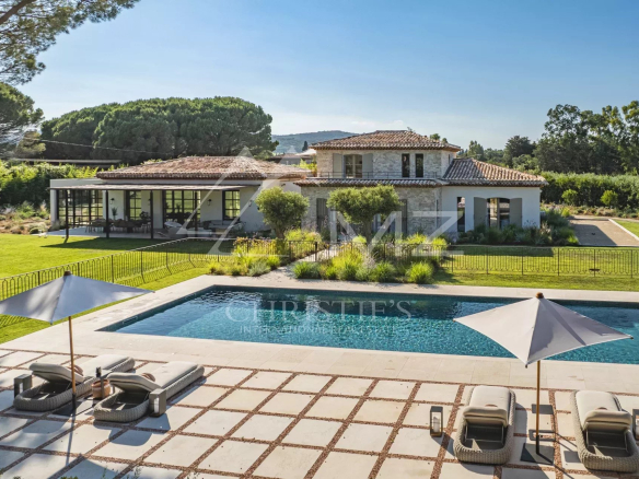 Villa neuve avec piscine et parc à Ramatuelle, près de la plage de Pampelonne.