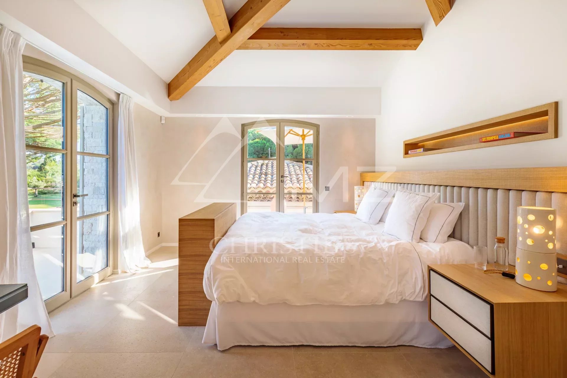 Chambre de la Villa Shesh à Ramatuelle Chambre lumineuse d'une villa neuve à Ramatuelle avec lit double et décoration moderne.