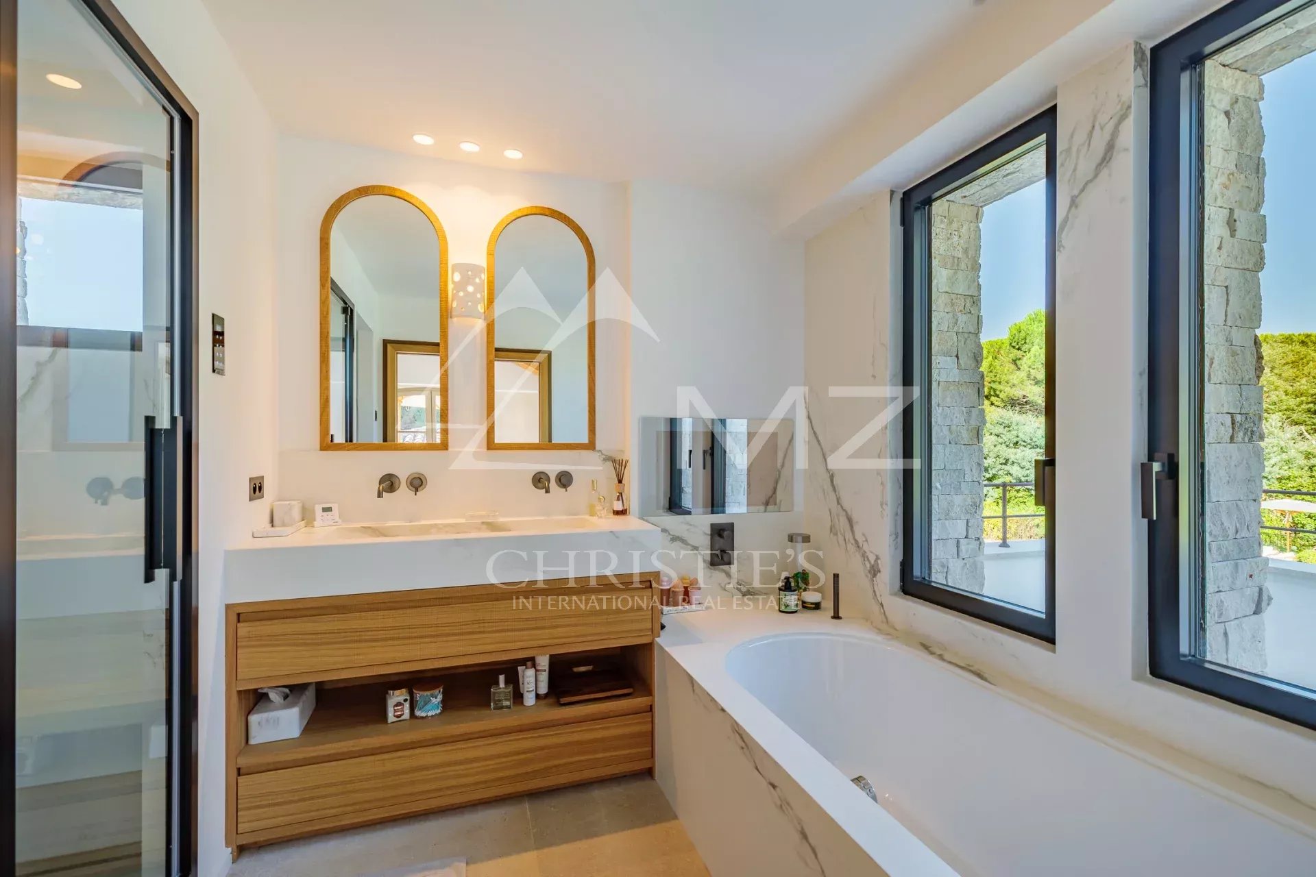 Salle de bain de la Villa Shesh Salle de bain moderne avec baignoire et double vasque dans une villa récente.