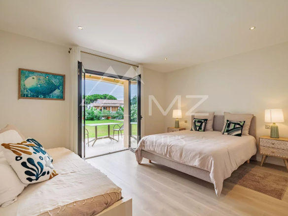 Chambre d'une villa neuve à Gassin avec accès à un jardin.