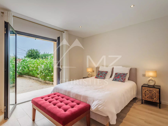 Chambre d'une villa neuve à Gassin avec accès à un jardin.