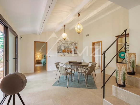 Intérieur d'une villa neuve à Gassin avec salle à manger et accès à une chambre.