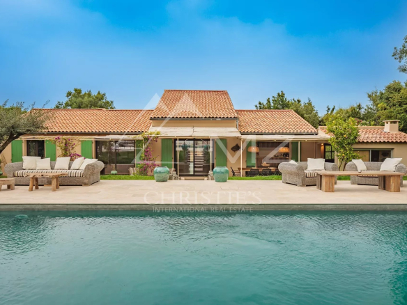Villa neuve avec piscine et terrasse à Gassin, proche de la plage.