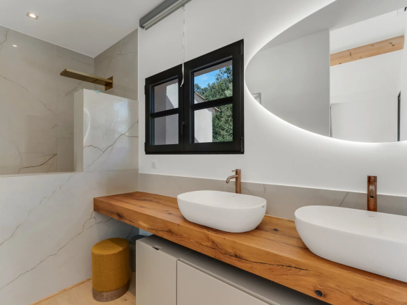 Salle de bain moderne avec double vasque et douche, décoration élégante.