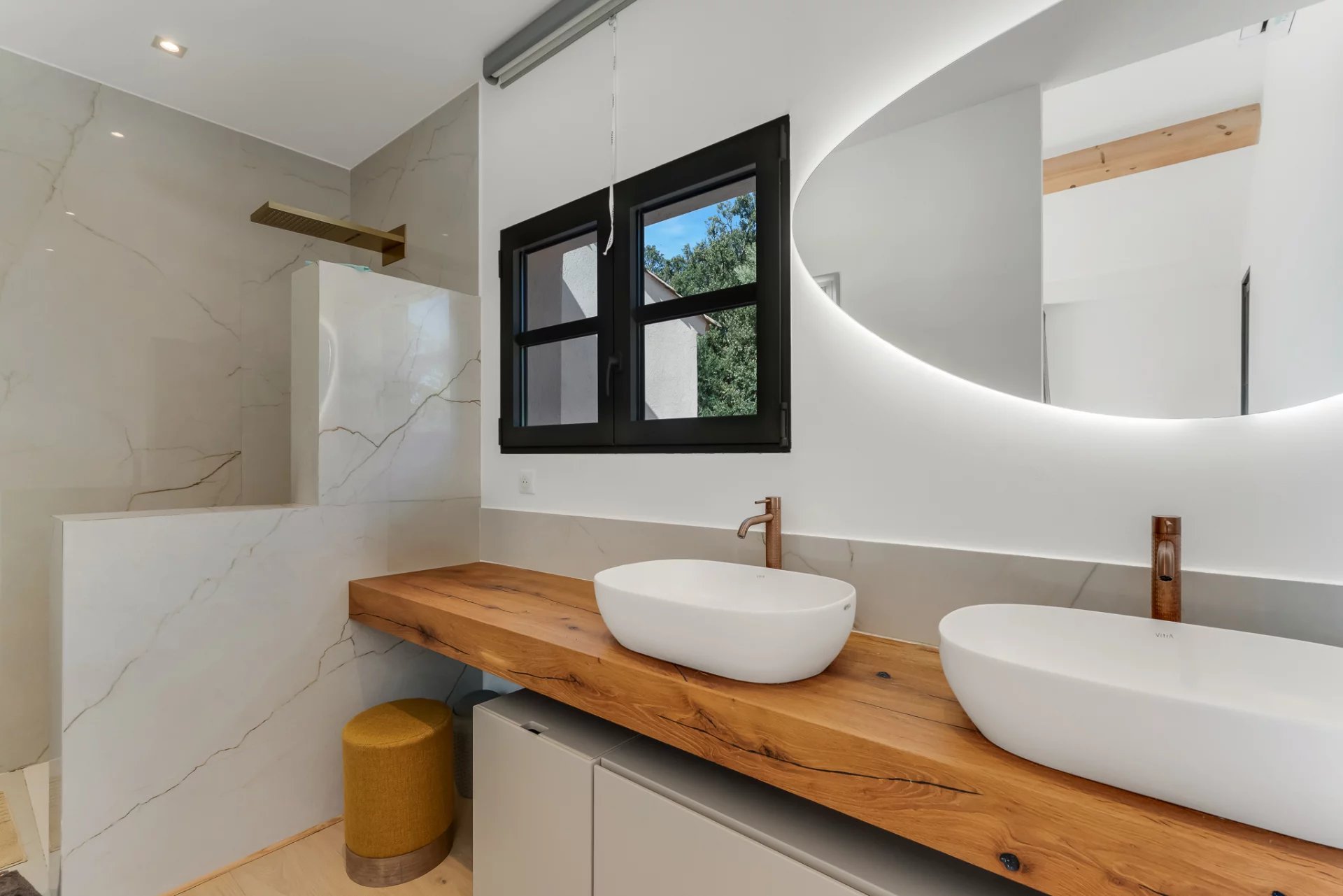 Salle de bain contemporaine aux Issambres Salle de bain moderne avec double vasque et douche, décoration élégante.
