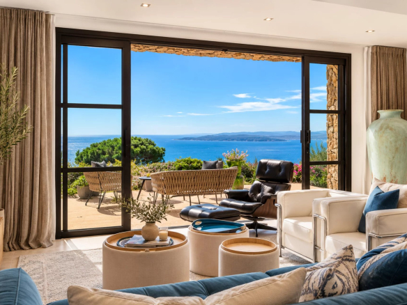 Intérieur d'une villa moderne avec vue sur la mer, Les Issambres.