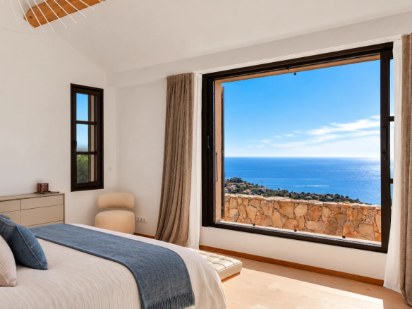 Chambre avec vue panoramique sur la mer à Les Issambres.