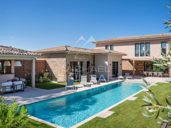 Contemporary villa with swimming pool and garden in Saint-Tropez, panoramic sea view.