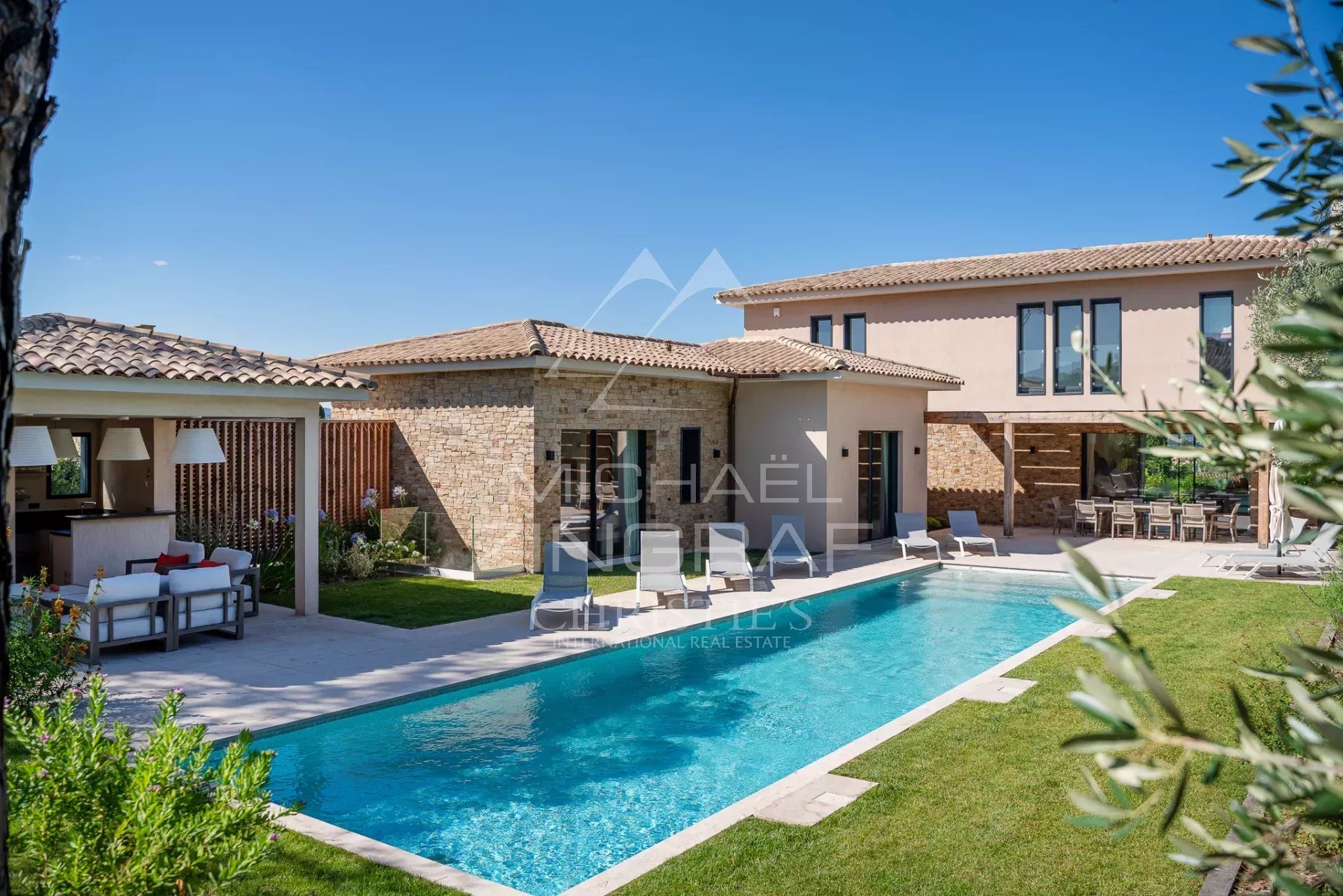 Contemporary villa in Saint-Tropez Contemporary villa with swimming pool and garden in Saint-Tropez, panoramic sea view.