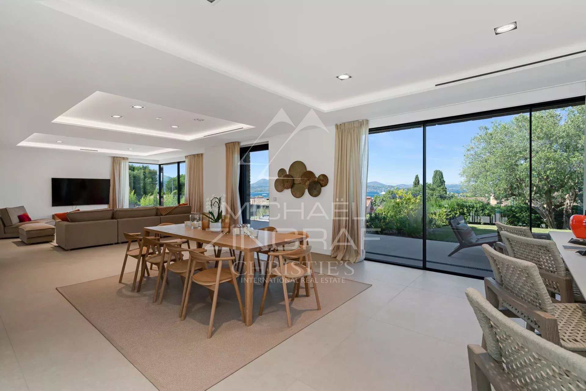 Contemporary villa in Saint-Tropez Interior of a contemporary villa in Saint-Tropez with sea views and large bay windows.