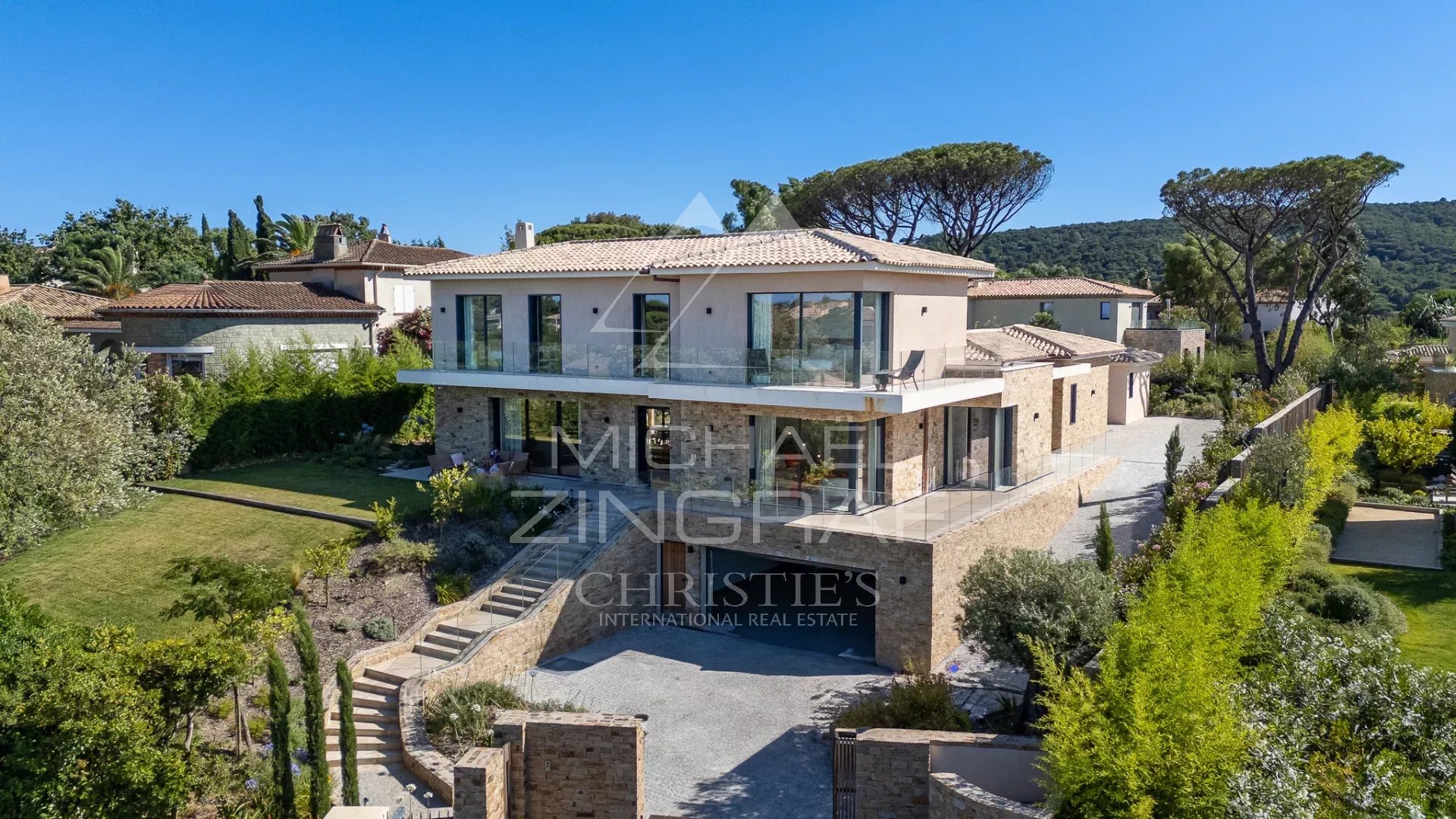 Contemporary villa in Saint-Tropez Contemporary villa with sea views in Saint-Tropez, surrounded by greenery and outdoor spaces.