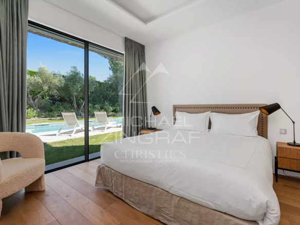 Room in a contemporary villa with views of the pool and garden in Saint-Tropez.