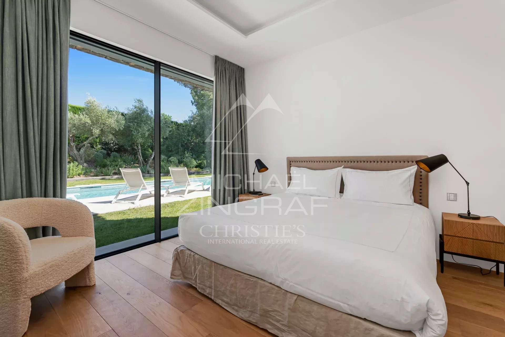 Modern room in Saint-Tropez Room in a contemporary villa with views of the pool and garden in Saint-Tropez.