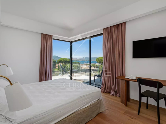 Room in a contemporary villa in Saint-Tropez with views of the sea and surrounding landscape.