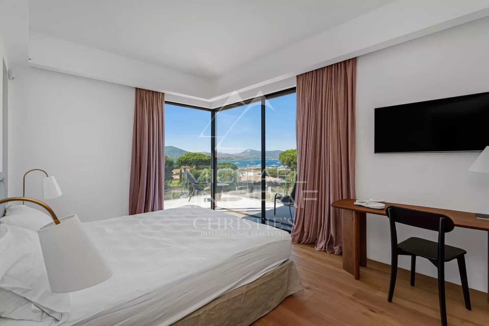 Room with a view in Saint-Tropez Room in a contemporary villa in Saint-Tropez with views of the sea and surrounding landscape.
