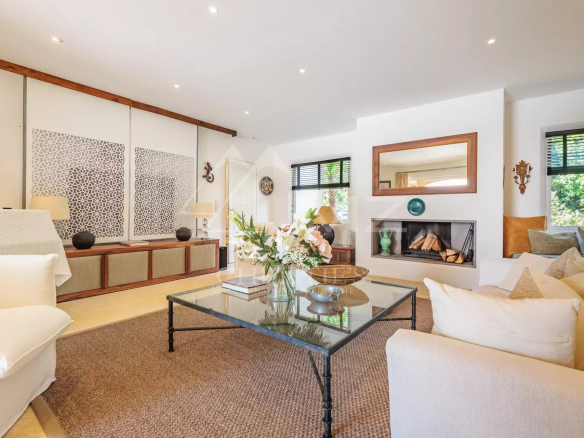 Intérieur d'une villa à Grimaud avec un salon lumineux et une décoration élégante.