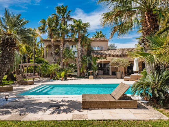 Villa avec piscine et jardin tropical à Grimaud, Golfe de Saint-Tropez.
