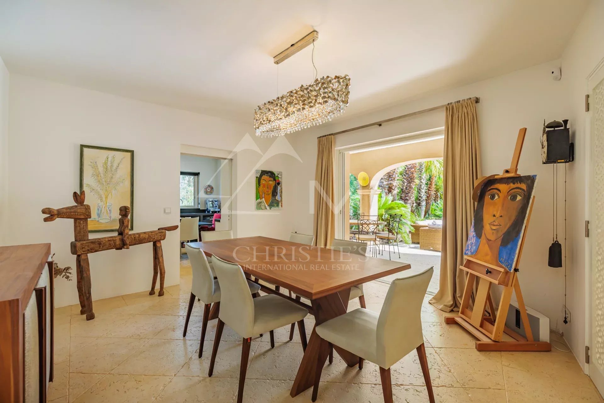 Salle à manger de la villa à Grimaud Intérieur d'une villa à Grimaud avec salle à manger et tableau artistique.