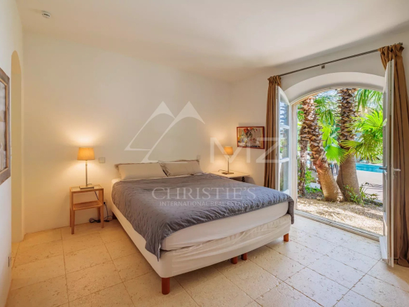 Chambre d'une villa à Grimaud avec accès à un jardin tropical.
