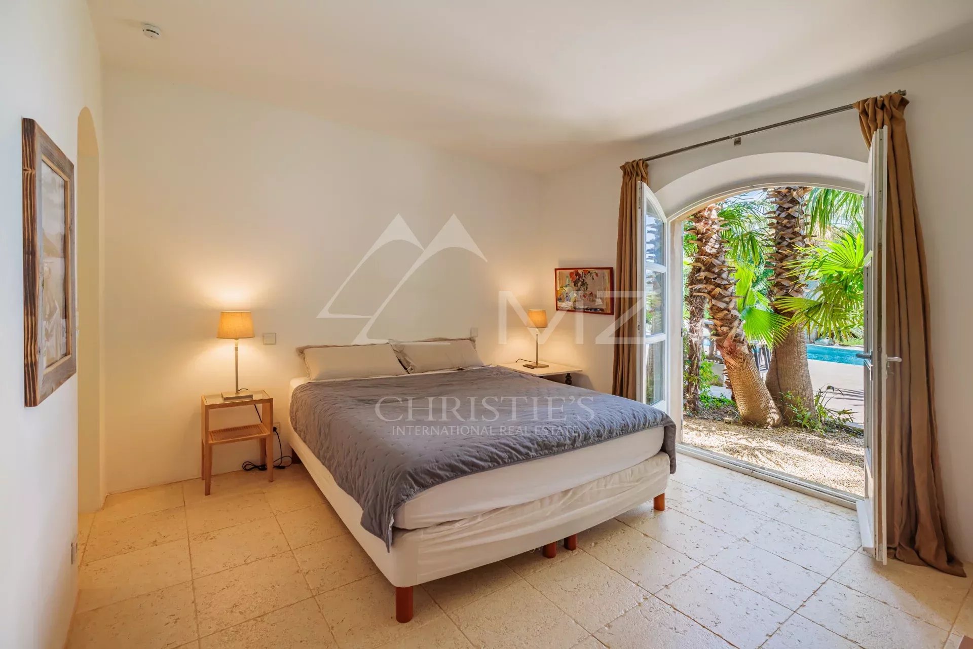 Chambre de villa à Grimaud Chambre d'une villa à Grimaud avec accès à un jardin tropical.