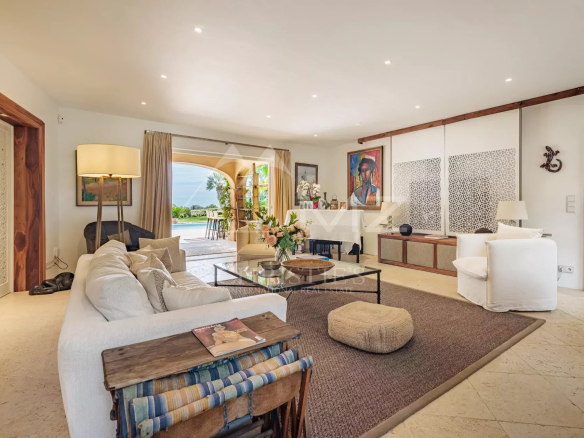 Intérieur d'une villa à Grimaud avec salon lumineux et décoration élégante.