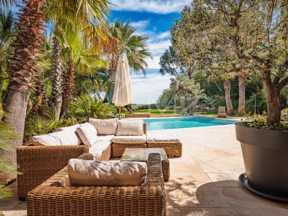Terrasse avec salon et piscine dans une villa à Grimaud, Golfe de Saint-Tropez.