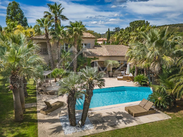 Villa avec piscine entourée de palmiers à Grimaud, Golfe de Saint-Tropez.