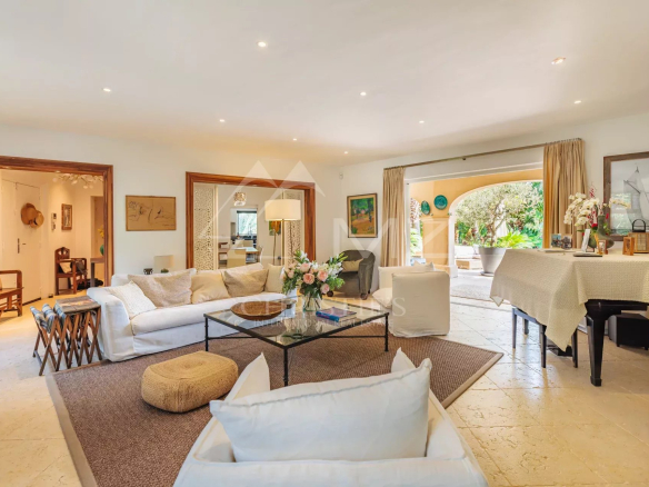 Intérieur d'une villa spacieuse avec salon lumineux et décoration élégante à Grimaud.