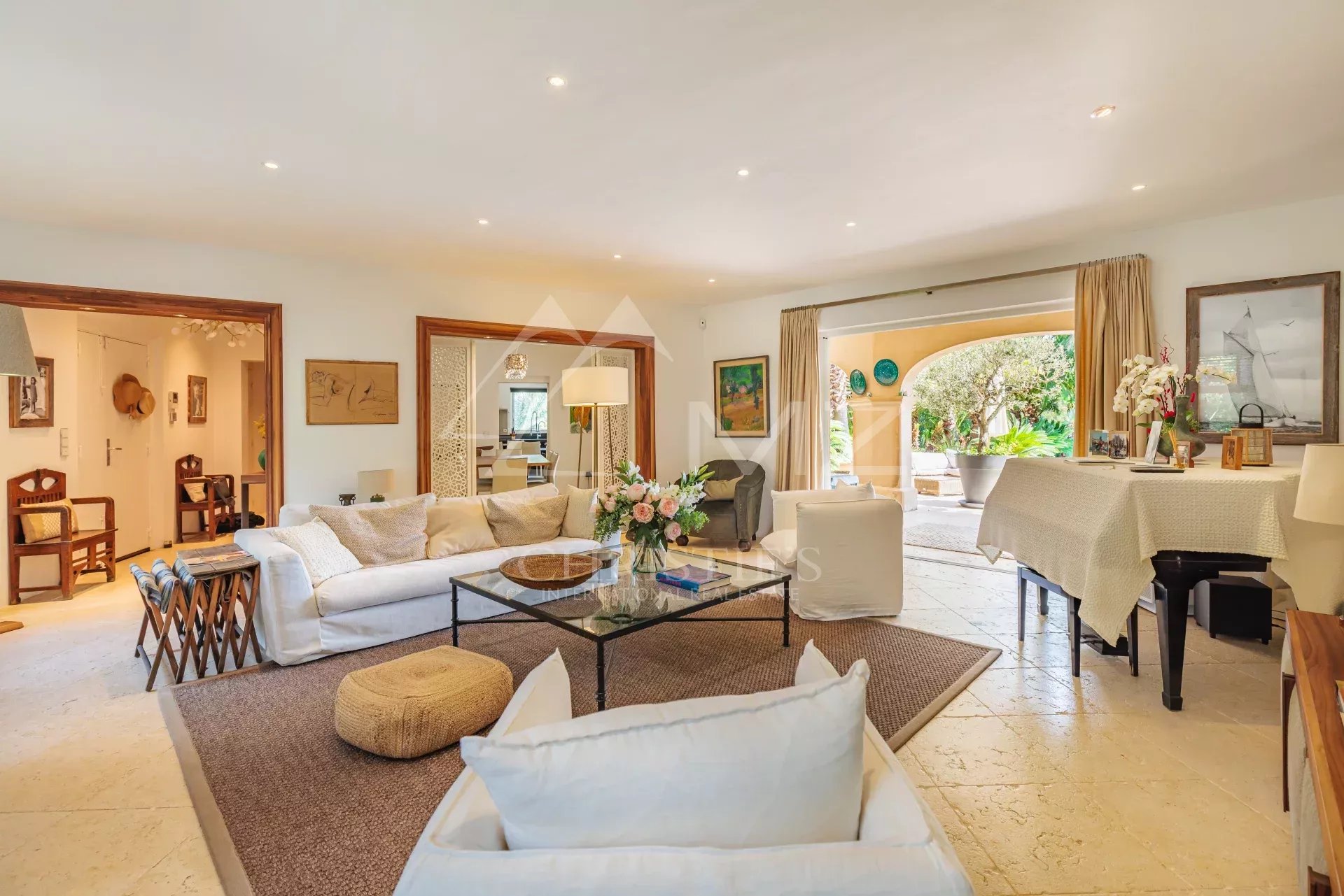 Villa de standing à Grimaud Intérieur d'une villa spacieuse avec salon lumineux et décoration élégante à Grimaud.