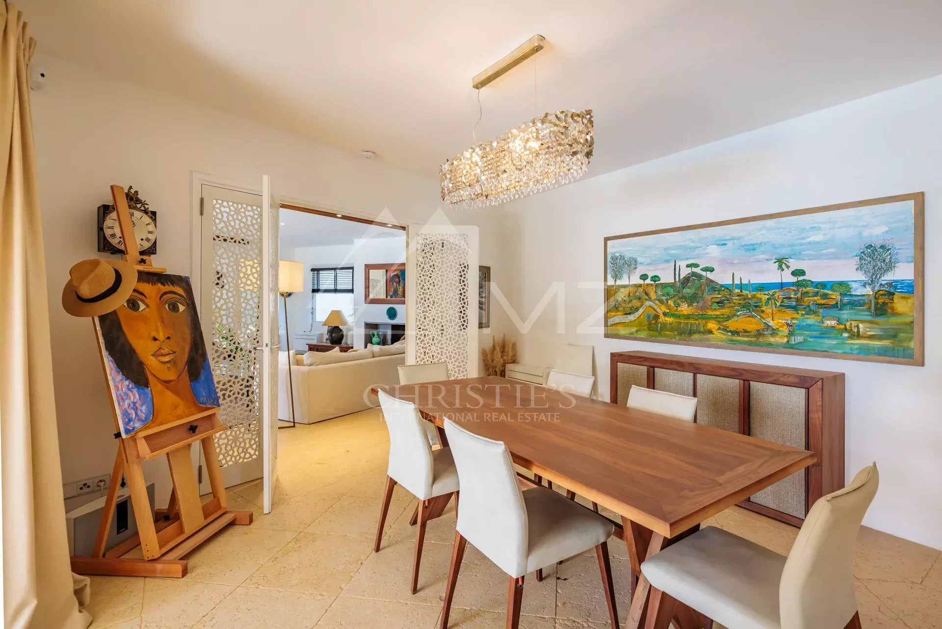 Salle à manger de villa à Grimaud Salle à manger d'une villa à Grimaud avec table en bois et décoration artistique.