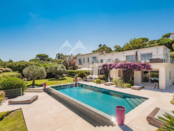 Modern villa with swimming pool and landscaped garden in Gassin, overlooking the bay of Saint-Tropez.